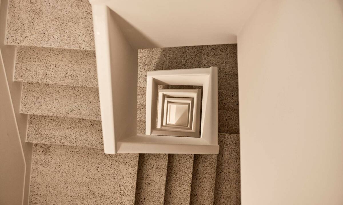 Vano de escaleras con trabajos de obra