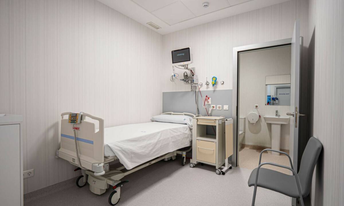 Hospital de día con trabajos de instalaciones , PVC y obra