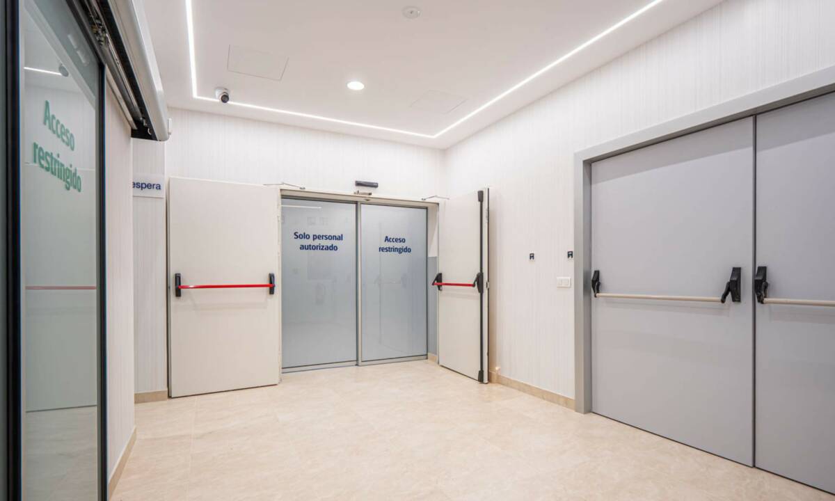 Trabajos de obra con colocación de puertas y revestimientos