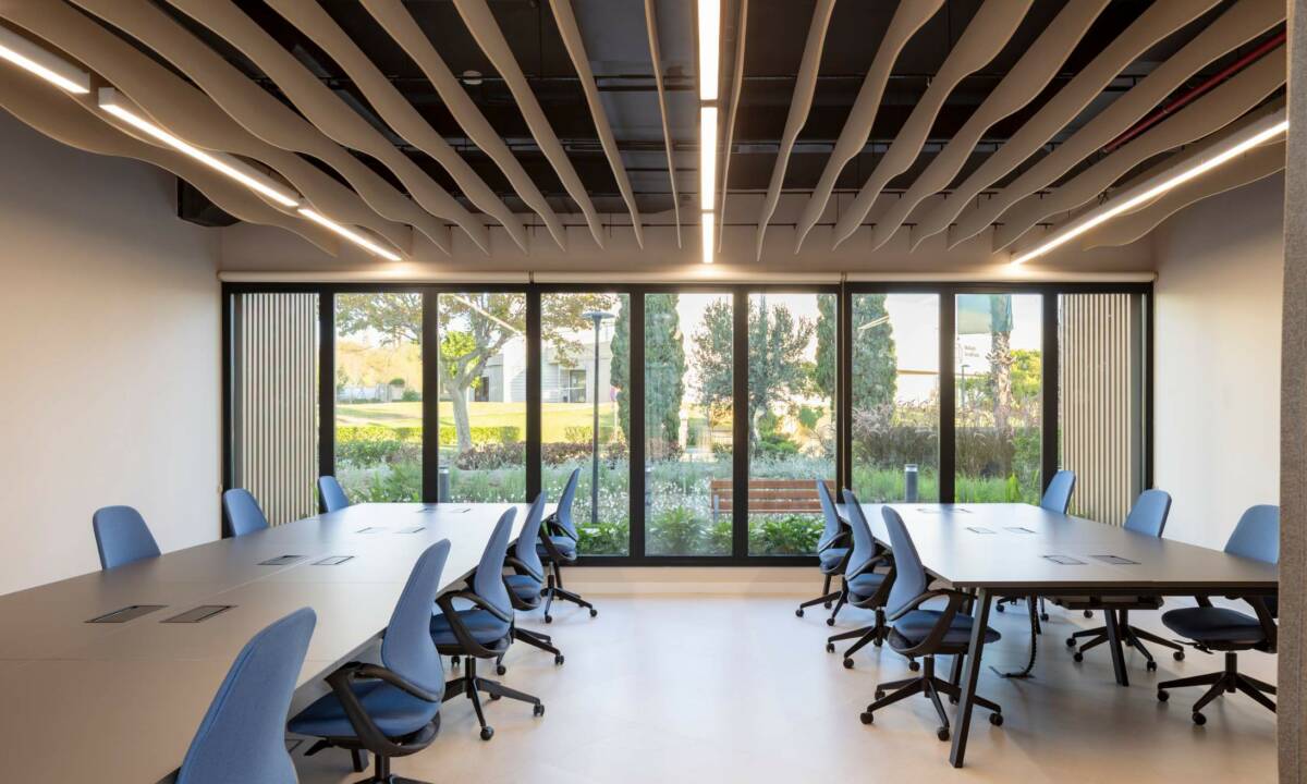 Zona de trabajo con puestos operativos en inmueble Flex Living en Málaga