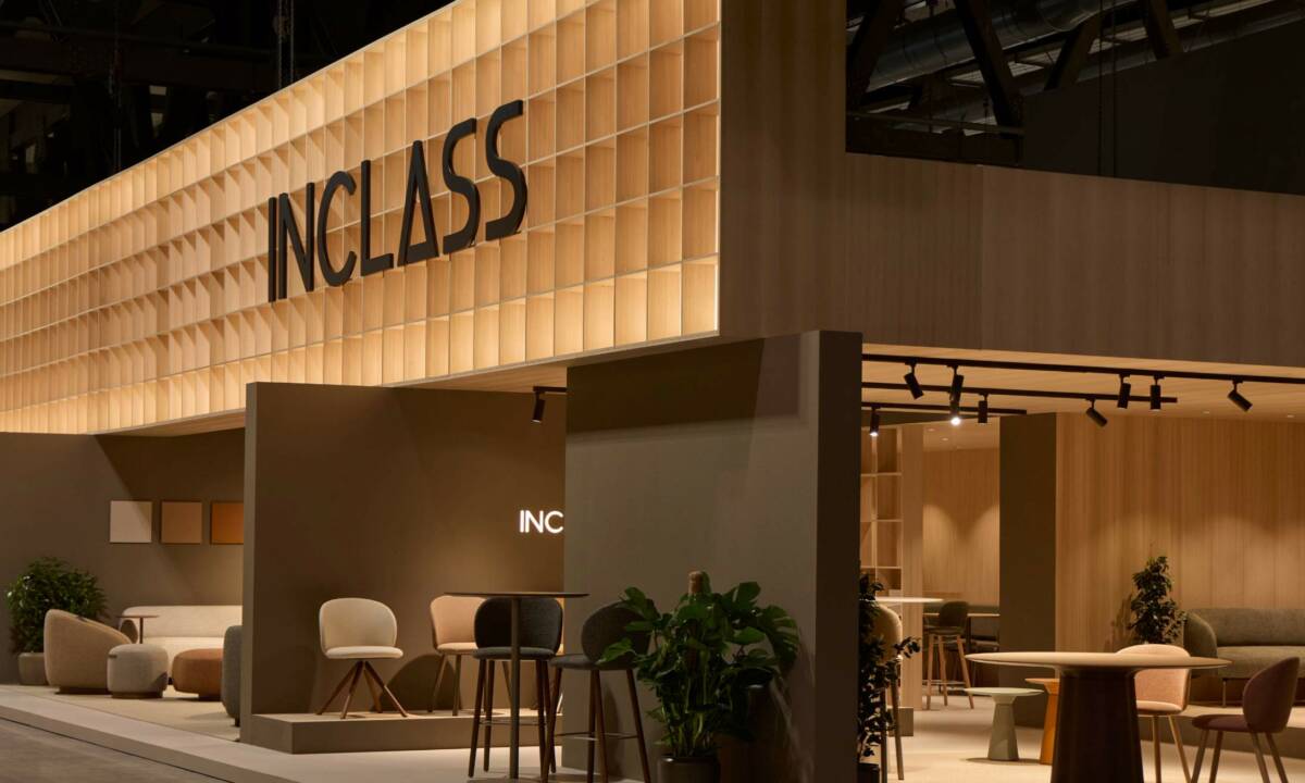 Salone del Mobile Milano 2026_ Stand de Inclass con color marrón