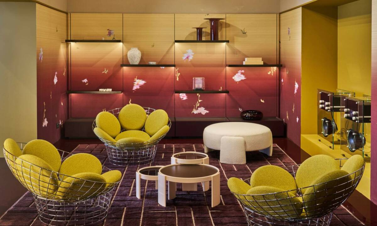 Salone del Mobile Milano 2026_ Formas redondeadas y uso de amarillo en stand de Cassina