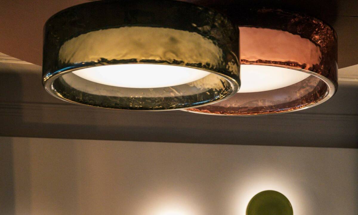 Salone del Mobile Milano 2026_ Vidrio con textura rugosa utilizado en luminarias