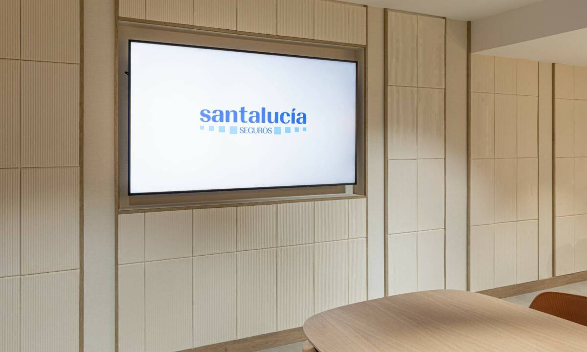 Monitor de gran formato encastrado en pared de oficina en Madrid