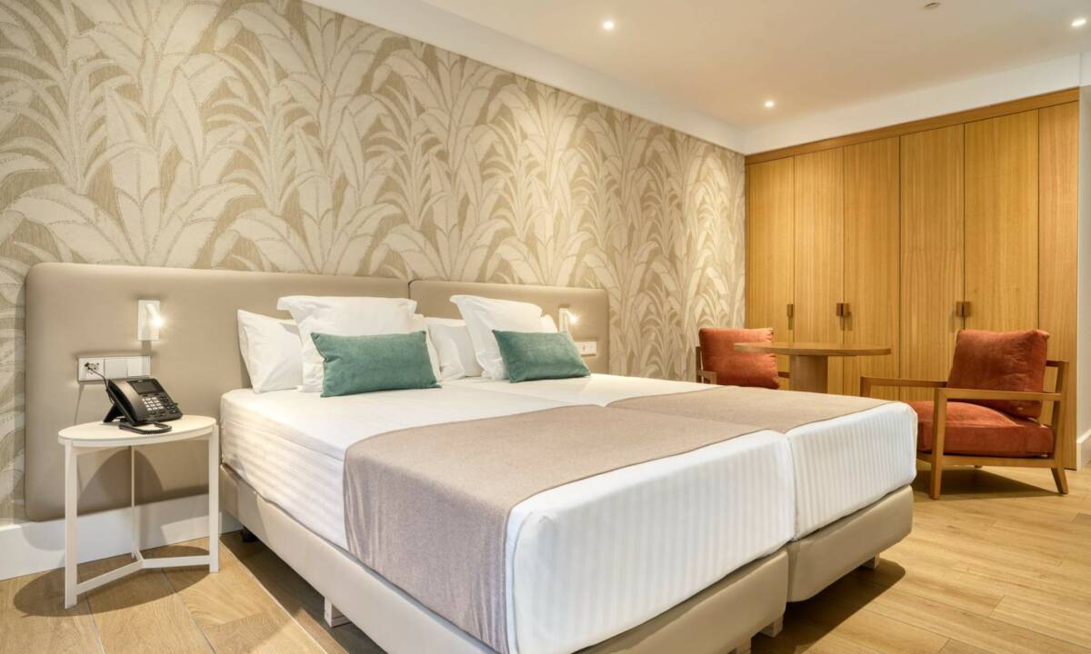 Habitación equipada integralmente con mobiliario a medida en tonos azules