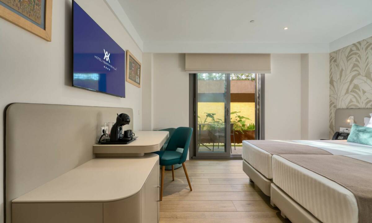 Mueble a medida para habitación de hotel con escritorio y mini bar