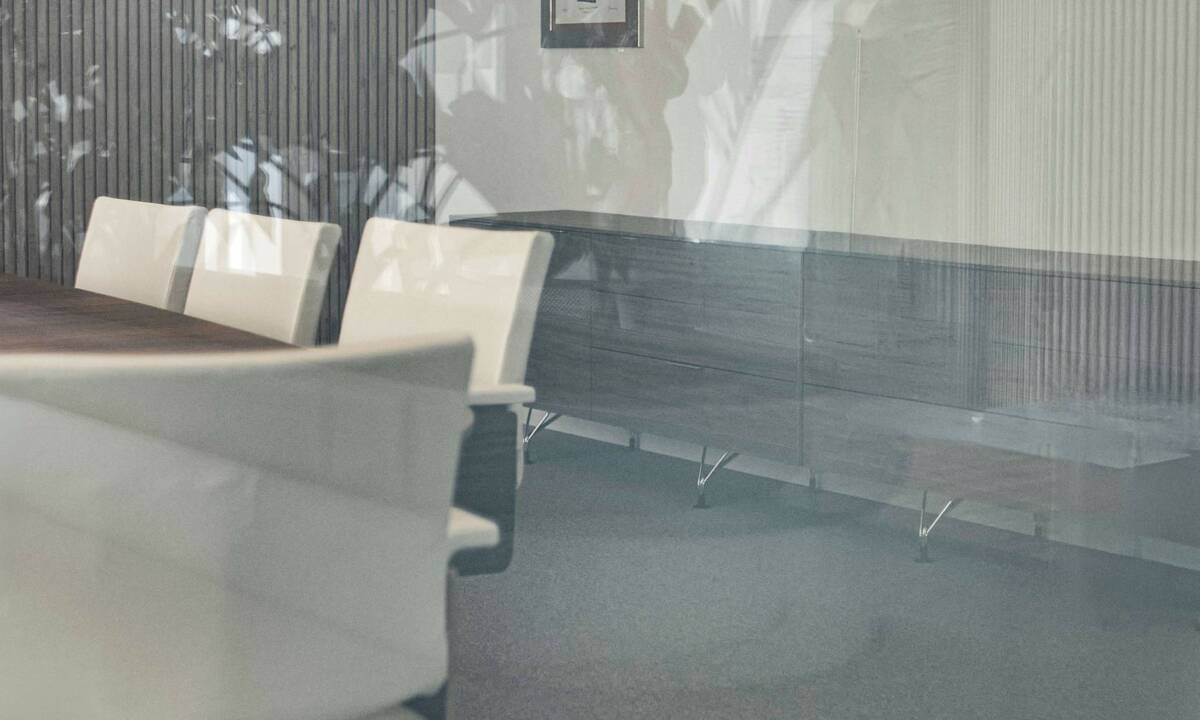 Mampara opacante en sala de reuniones de oficina en Galicia