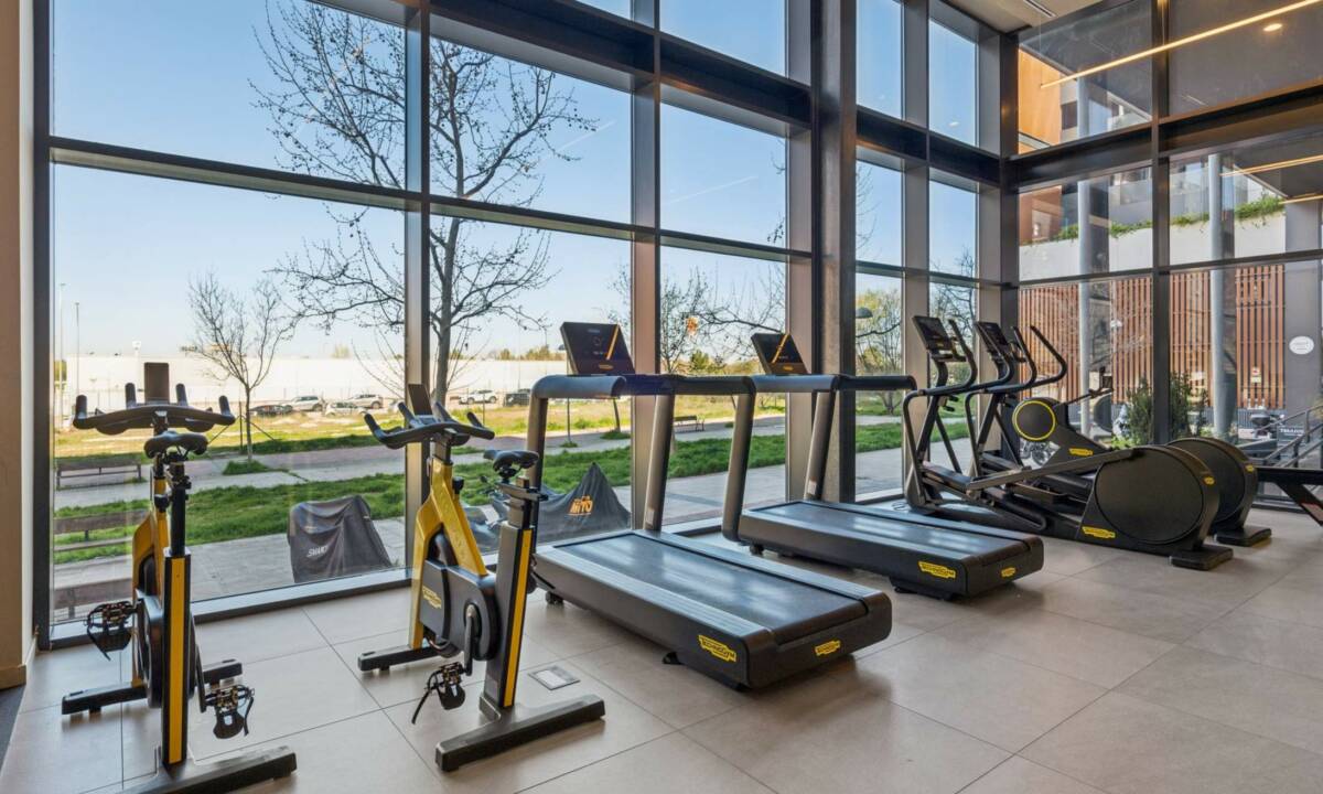 Zona de gimnasio en edificio coliving en Madrid con equipamiento técnico