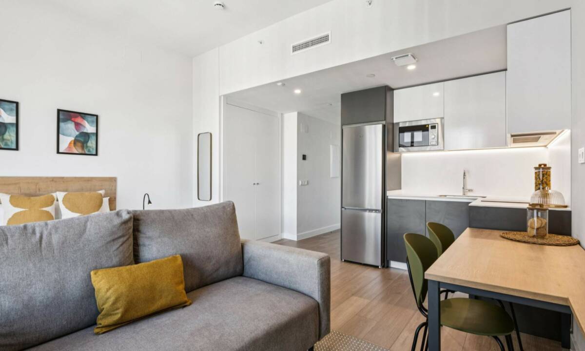 Salón cocina en apartamento compartido en inmueble coliving en Madrid