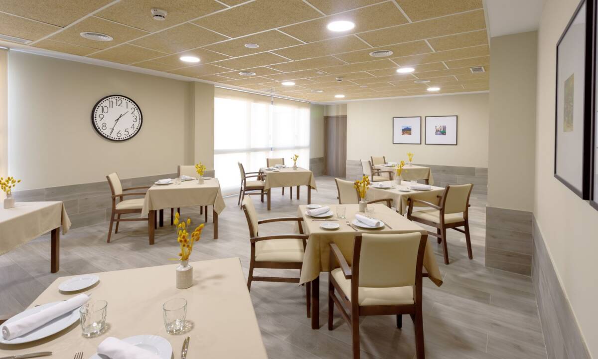 Comedor con mesas, sillas, textiles y atrezzo