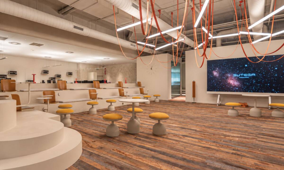 Ágora abierta como espacio principal de oficina, con mobiliario y tecnología integrada