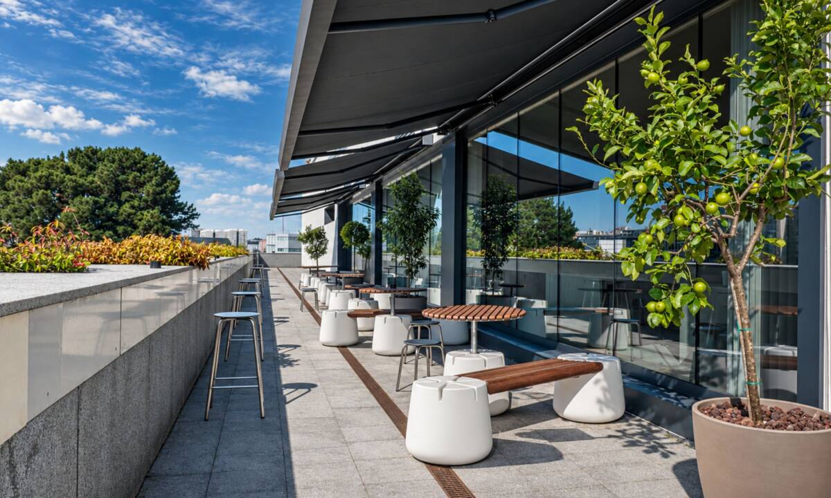 Mobiliario exterior para terraza en oficina