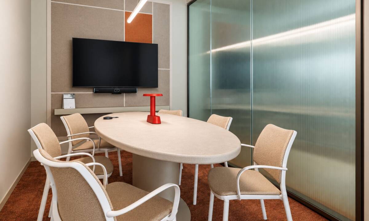 Sistema de videoconferencias y tecnología dentro de salas de reuniones en oficina