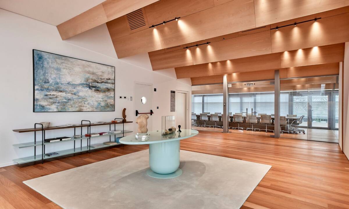 Zona presidencial con mesa de madera en color azul realizada a medida