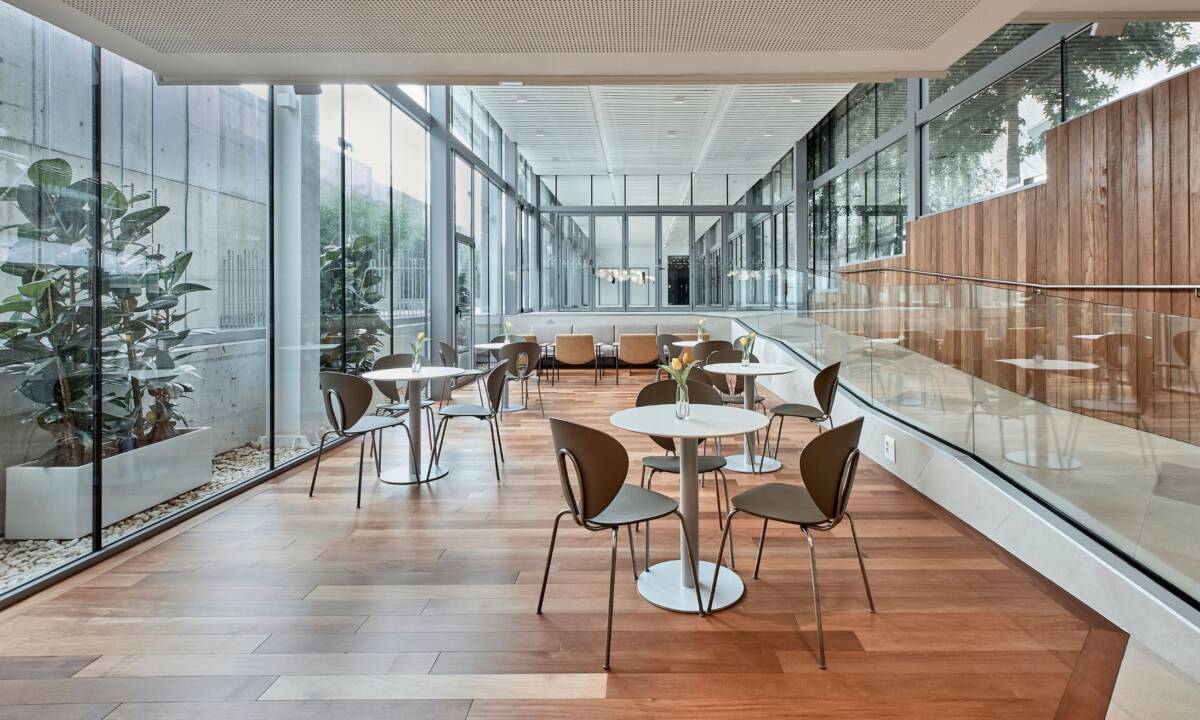 Cafetería de zona de eventos dentro de oficina en Galicia