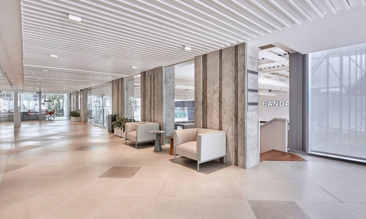 Espacio de hall de entrada en oficina en Galicia