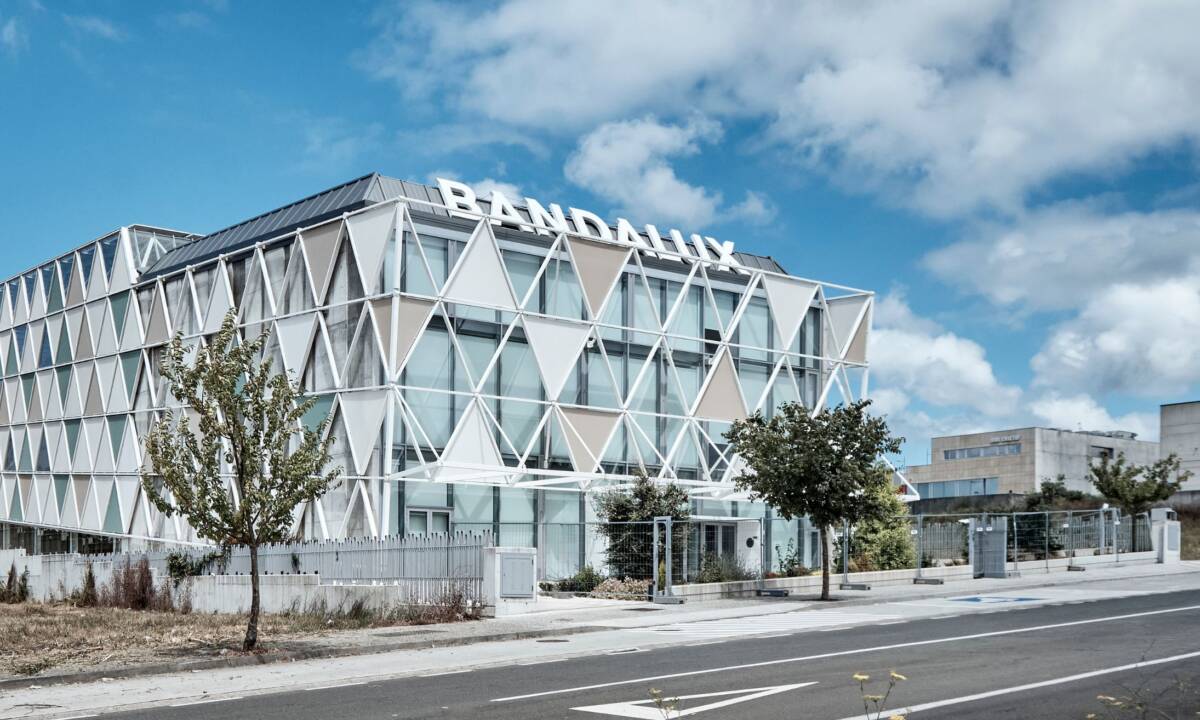 Fachada de sede de Bandalux en Santiago de Compostela