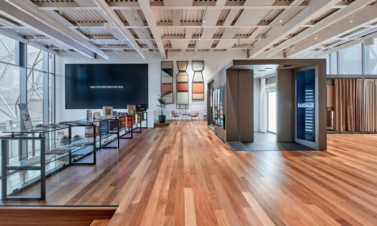 Showroom de producto de Bandalux con equipamiento de mobiliario y audiovisual