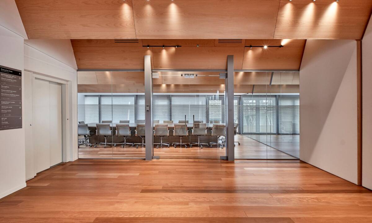 Gran sala de juntas en espacio de dirección en oficina