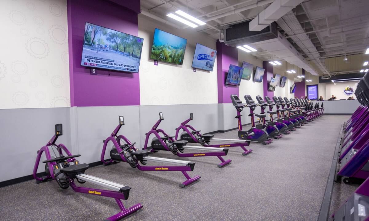 Trabajos de renovación de espacio comercial para convertir en gimnasio de color violeta
