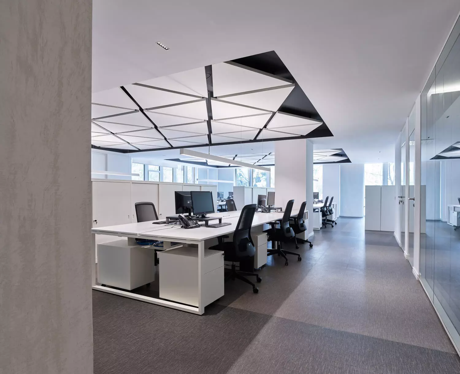 Alibérico_Galeria_Zona de trabajo en oficina con compartimentación