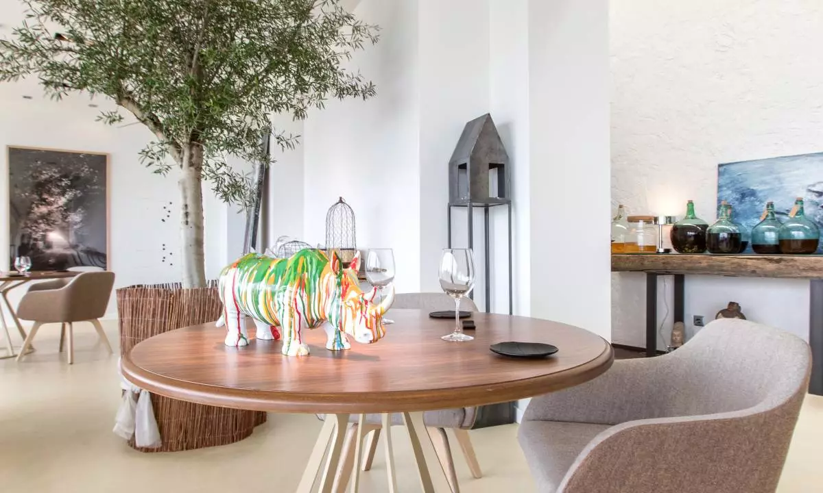 mesa con decoración en el restaurante en Coruña Árbore da Veira