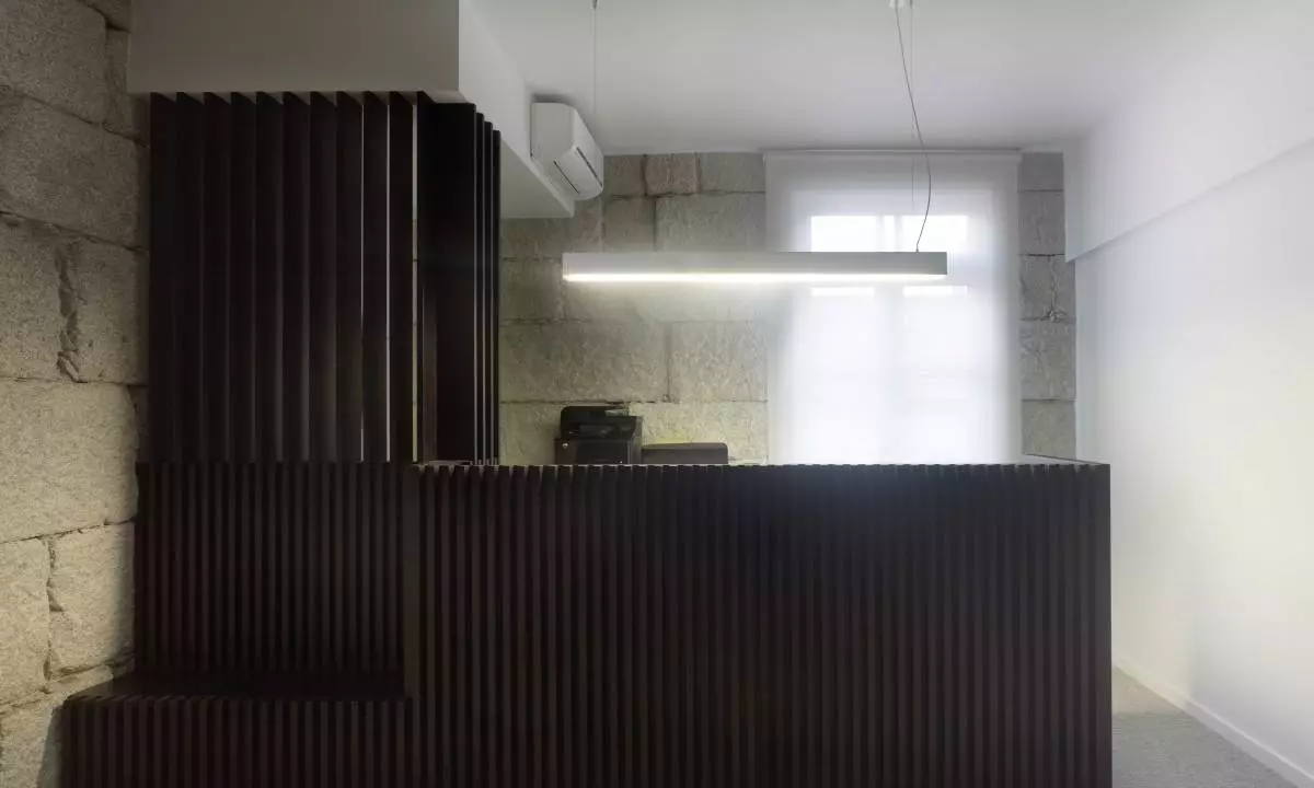 Maio Legal_Grid_ recibidor con mobiliario a medida, sencillez y sobriedad