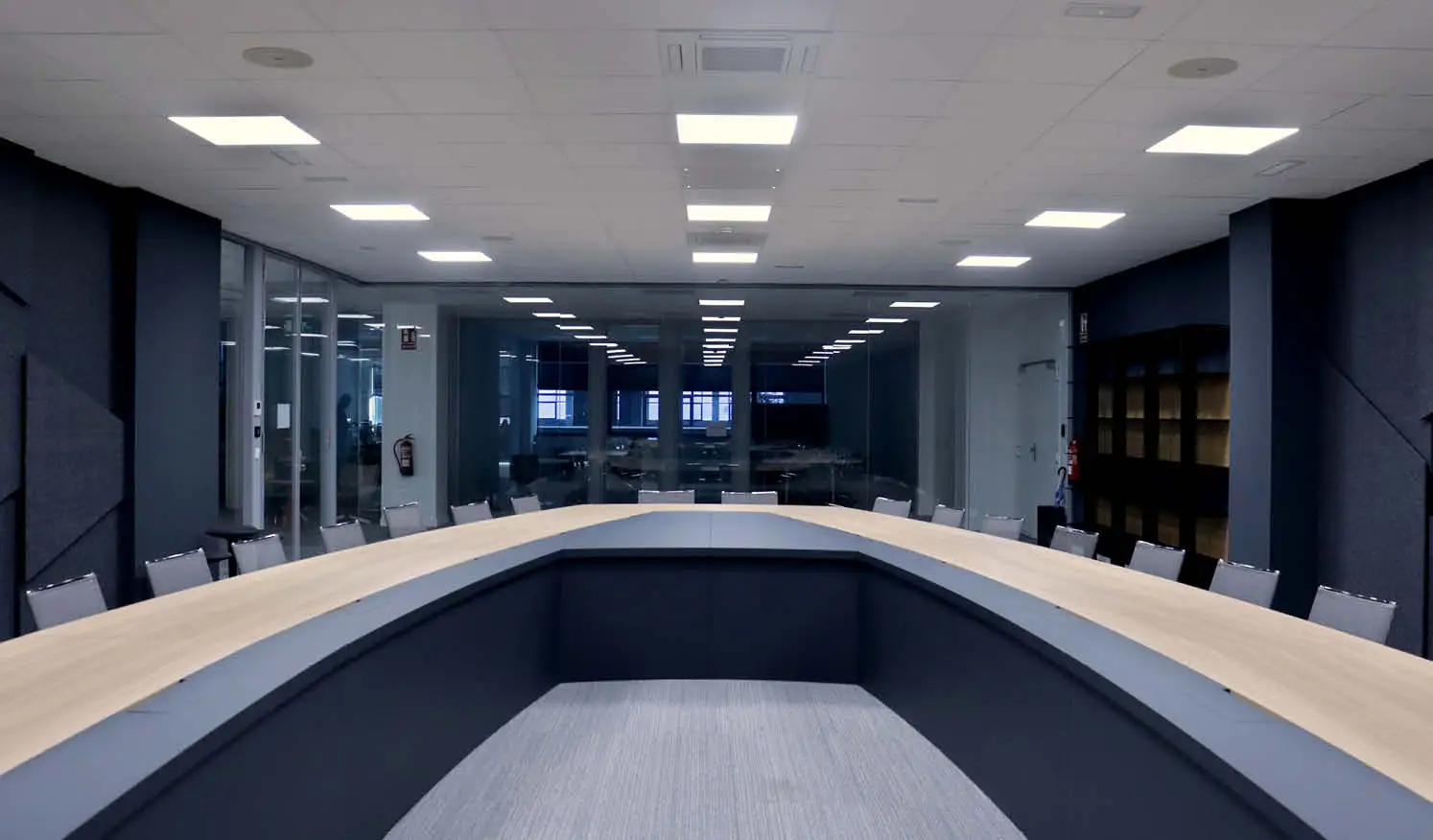 La Data House es una sala de reuniones diseñada por Sutega en exclusiva para Denodo, teniendo en cuenta sus necesidades tecnológicas y de equipamiento