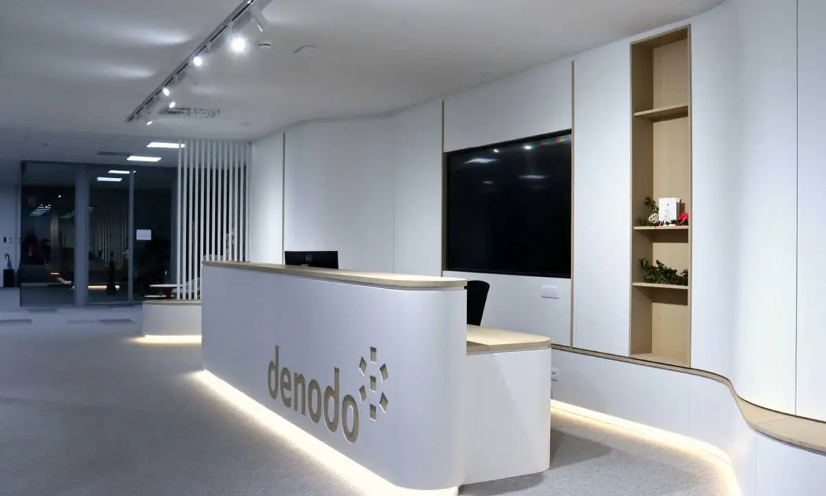 Zona de recepción en Denodo, diseñada por Sutega con mobiliario fabricado a medida en madera