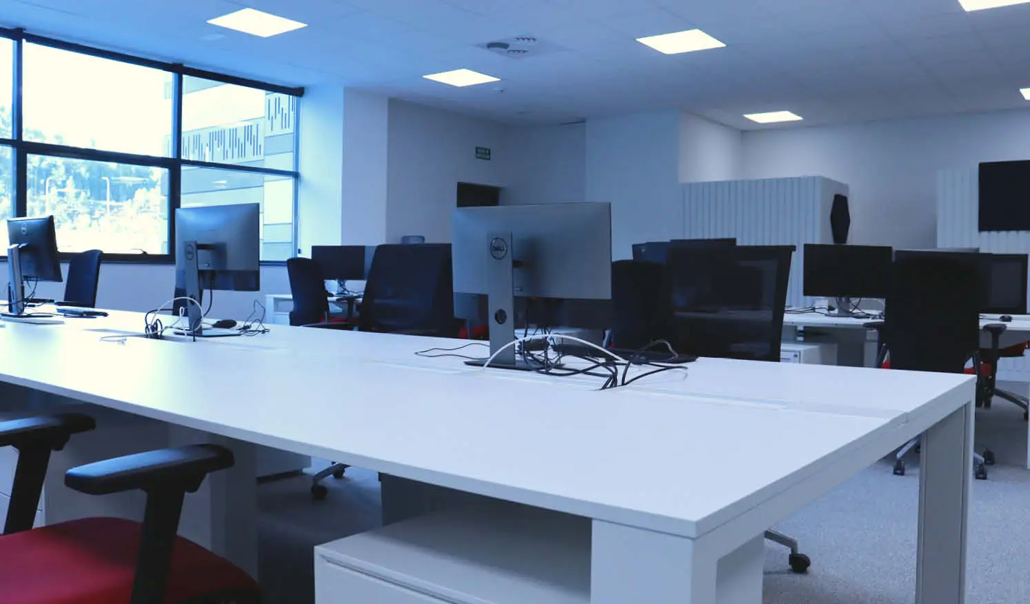 Espacio de trabajo equipada con amplios benchs