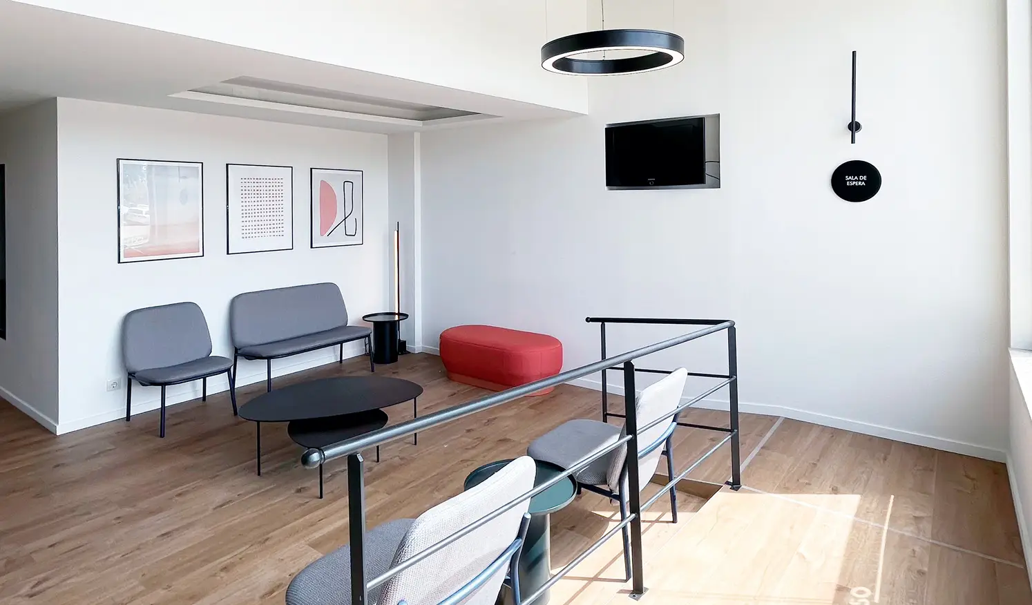sala de espera equipada en clínica reformada