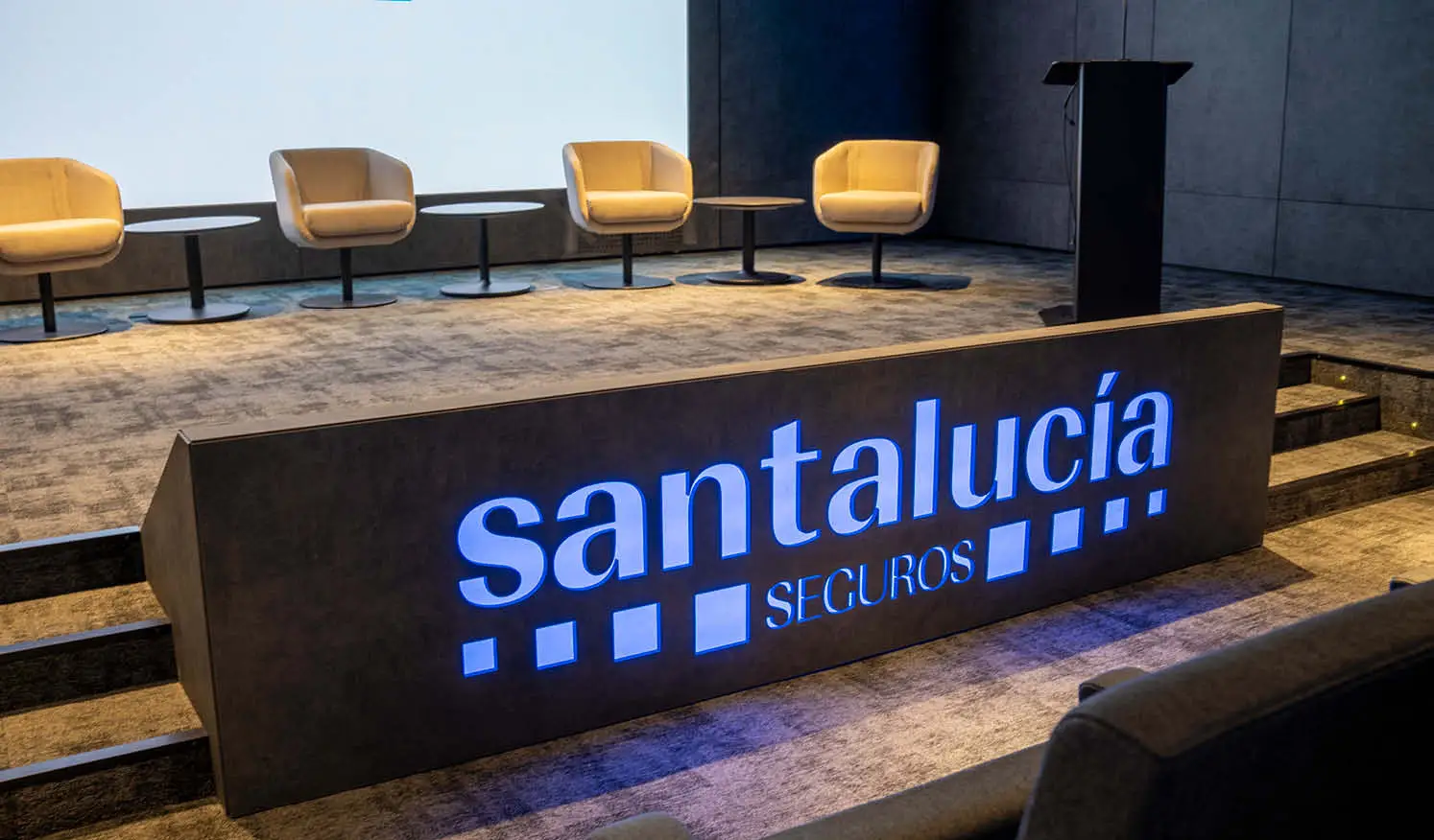 Santalucía_Auditorio en edificio de oficinas, proyecto Design&Build de salón de actos corporativo