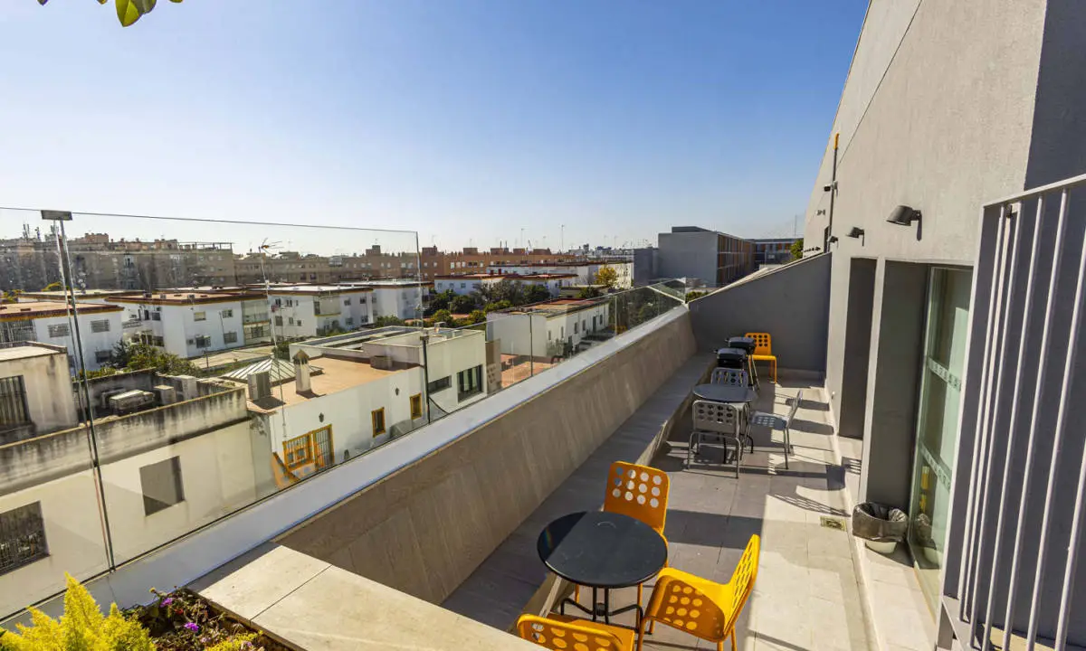 terraza con mobiliario en residencia