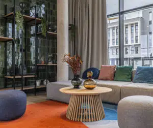 Estancia decorada según las últimas tendencias en diseño de interiores para este 2024