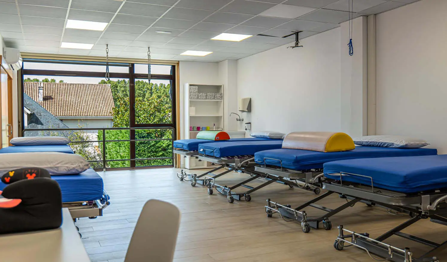 Proyecto living con equipamiento adaptado y a medida