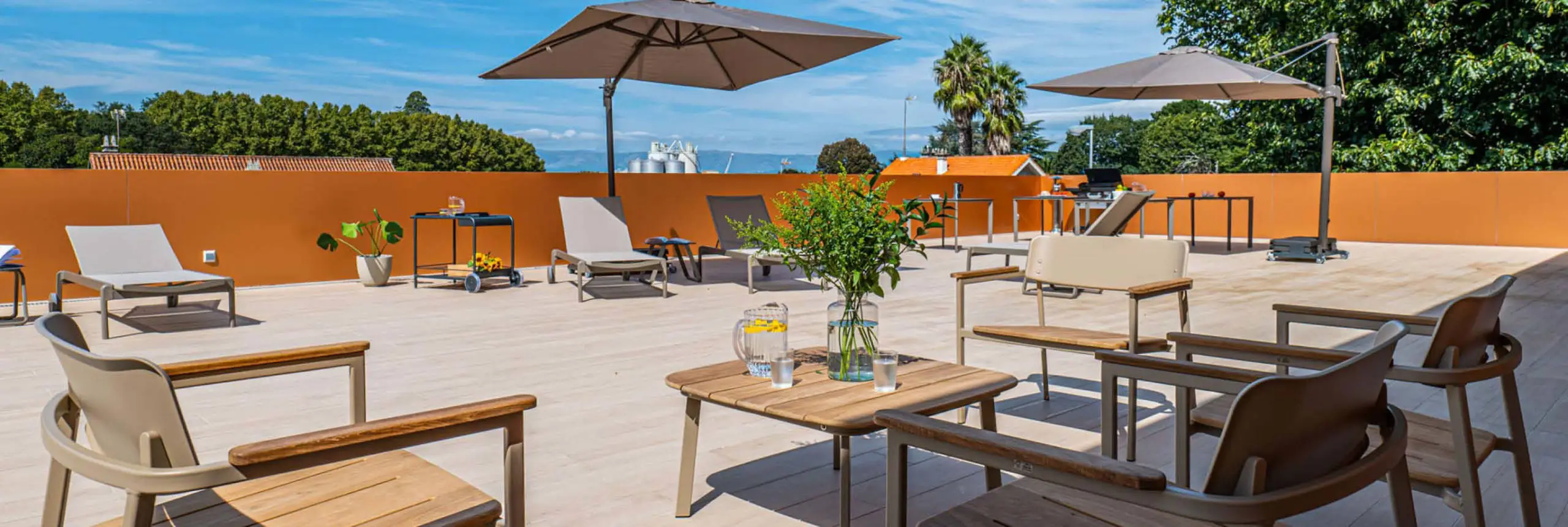 Proyecto living con equipamiento adaptado y a medida