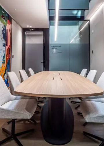 Sala de reuniones con mobiliario con carpintería a medida