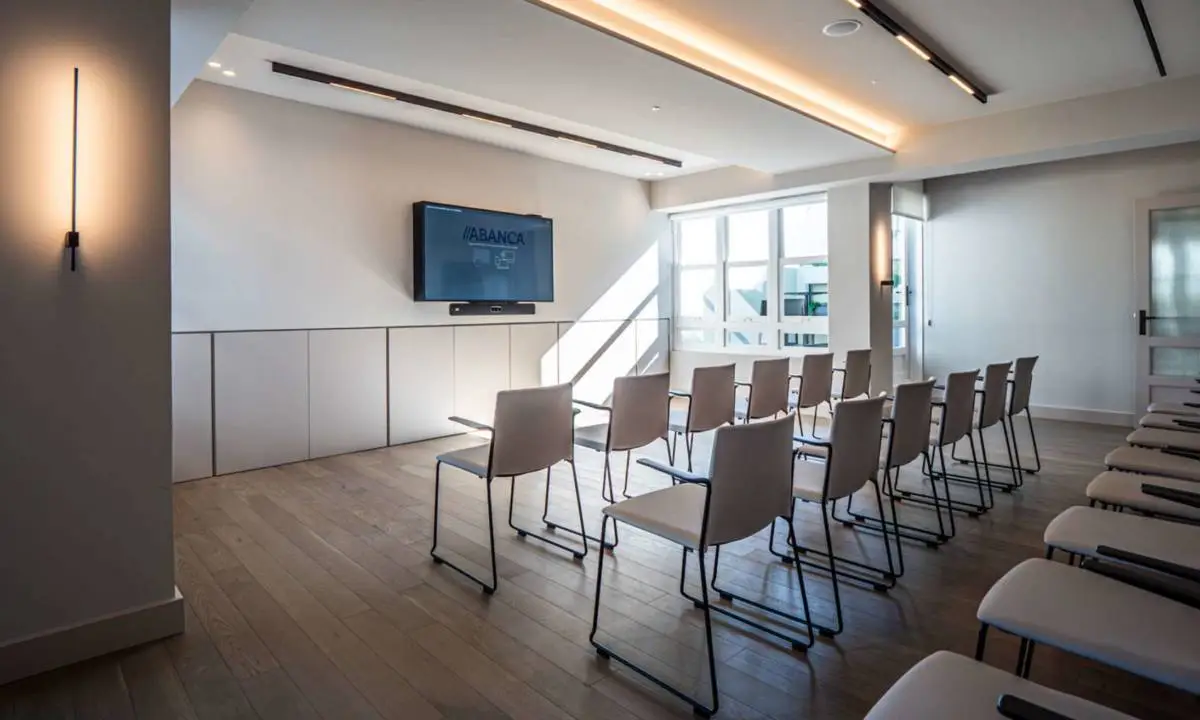 Sala de formación en espacio colaborativo de Abanca