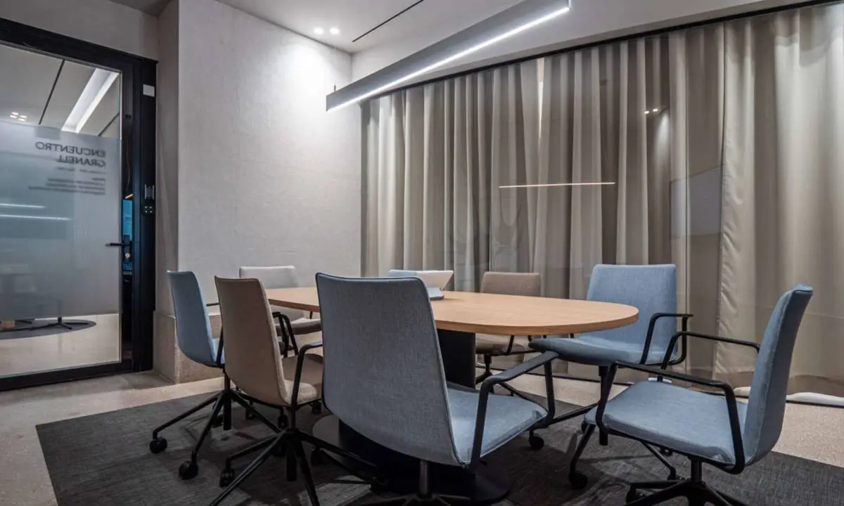 Sala de reuniones con mobiliario, mesas de carpintería a medida