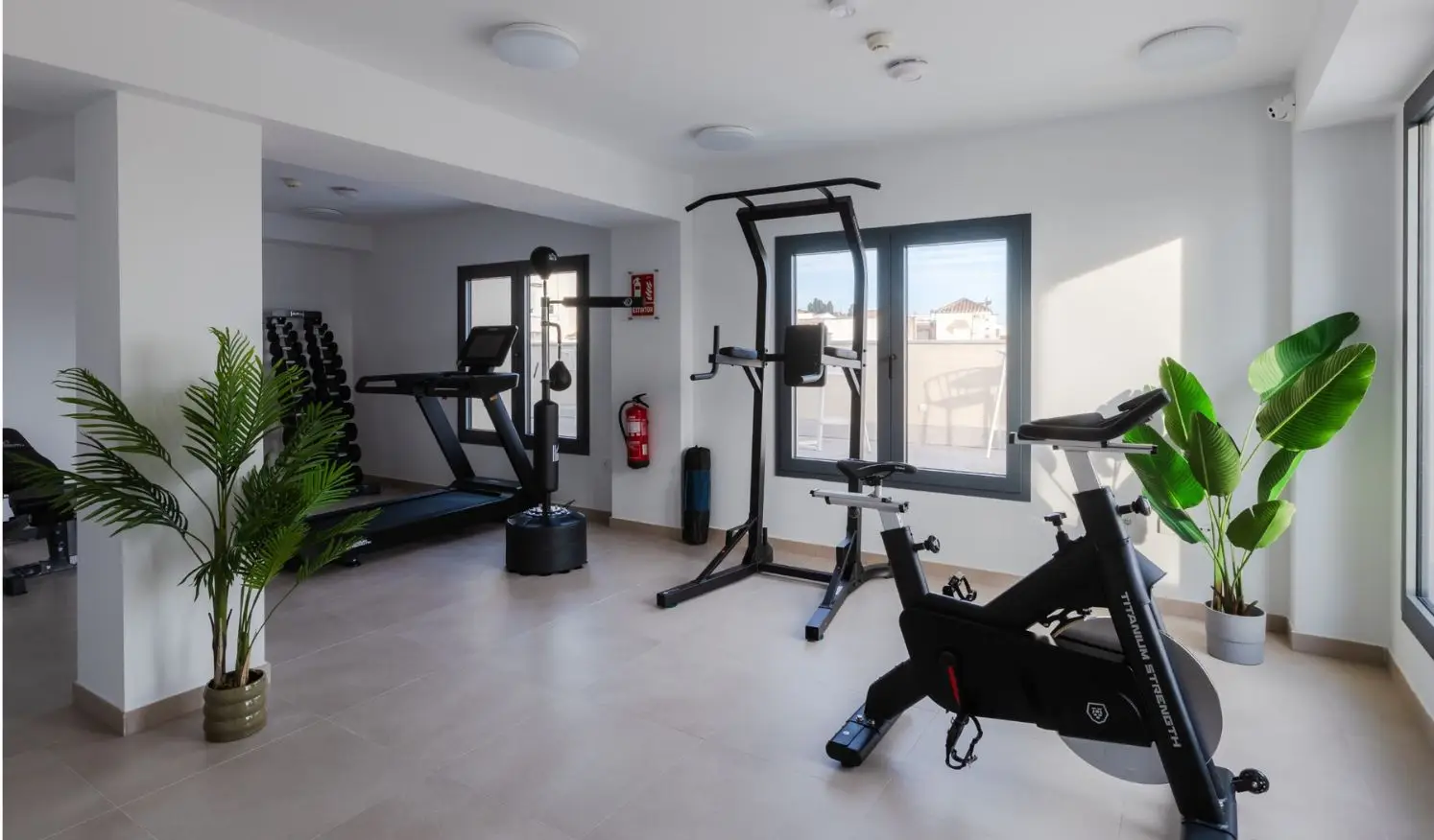 Gimnasio completo equipado en coliving Málaga