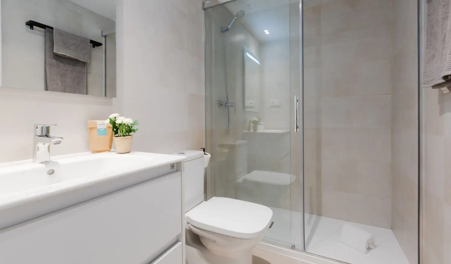 Baño equipado en coliving Málaga