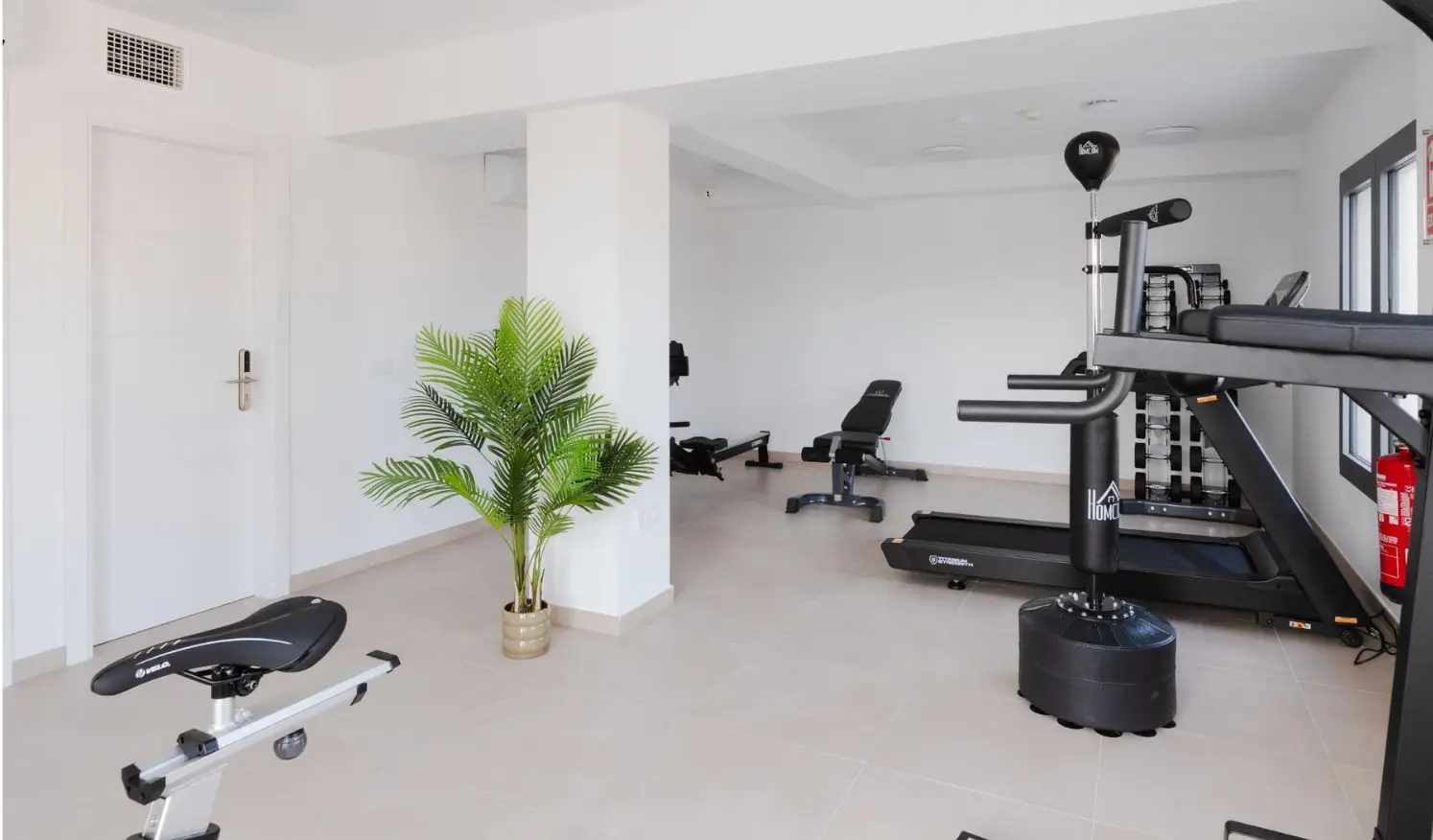 Gimnasio completo equipado en coliving Málaga