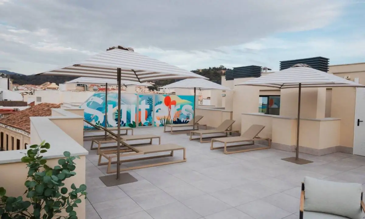 Equipamiento de terraza y zonas xomunes en Málaga