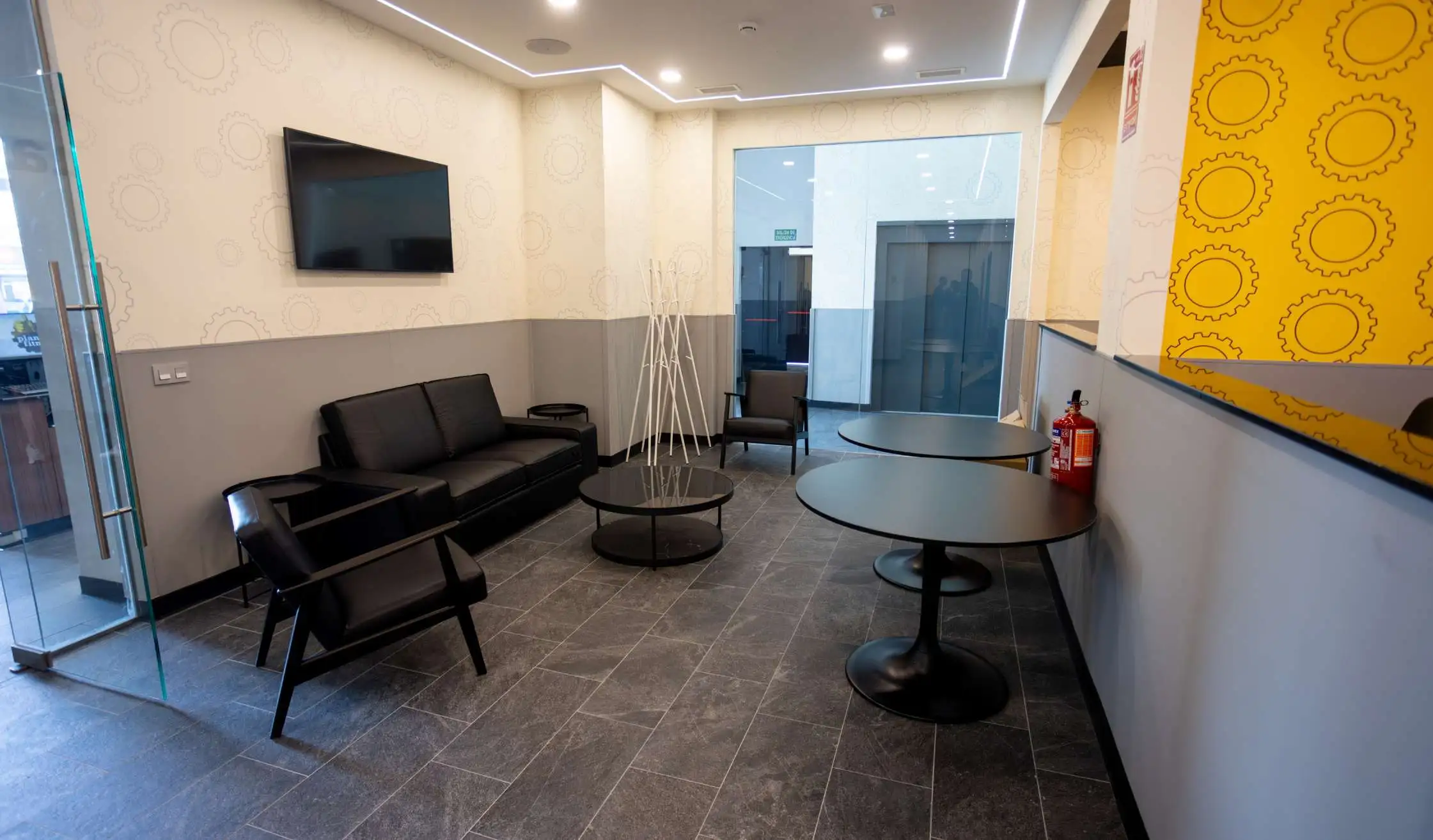 Zona de entrada y espacio de espera en gimnasio en Madrid