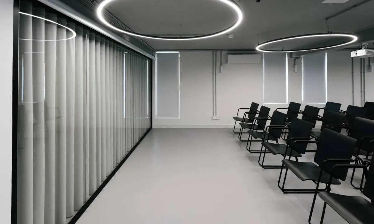 Sala de formación y conferencias en azotea de edificio de oficinas