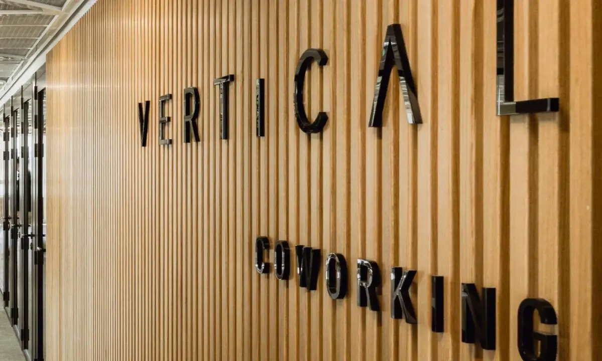 Rotulación para negocios con letras corpóreas de logo de empresa
