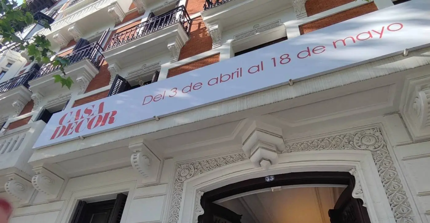 Puerta de entrada a la exposición de Casa Decor 2025