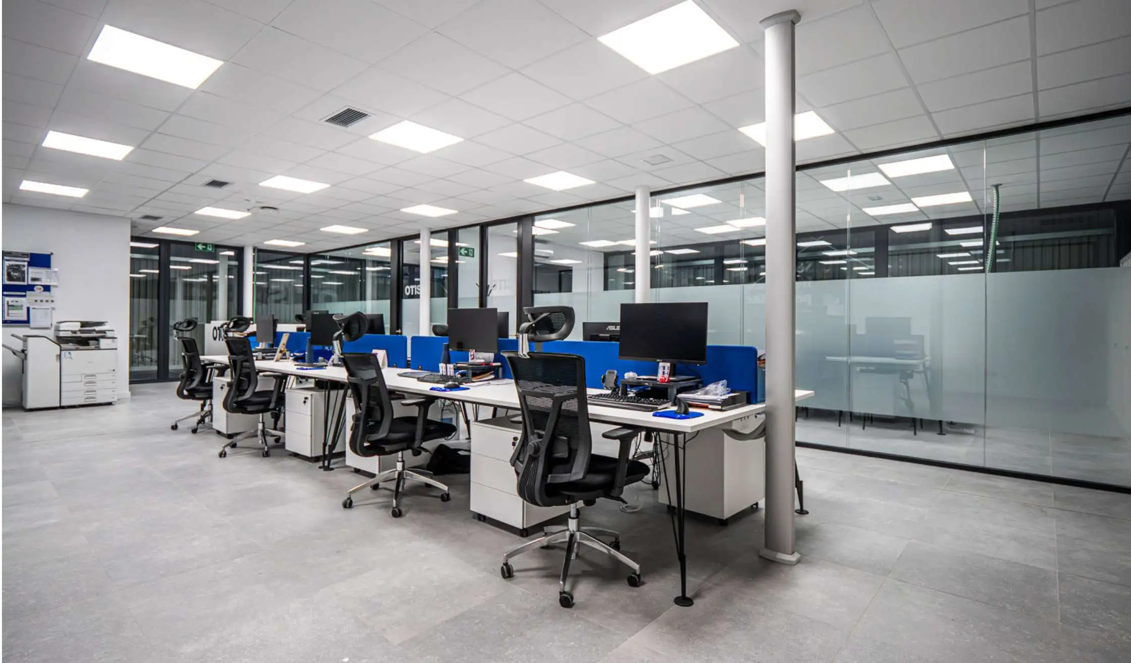 Mobiliario de trabajo en oficina renovada mediante trabajos de transformación integral