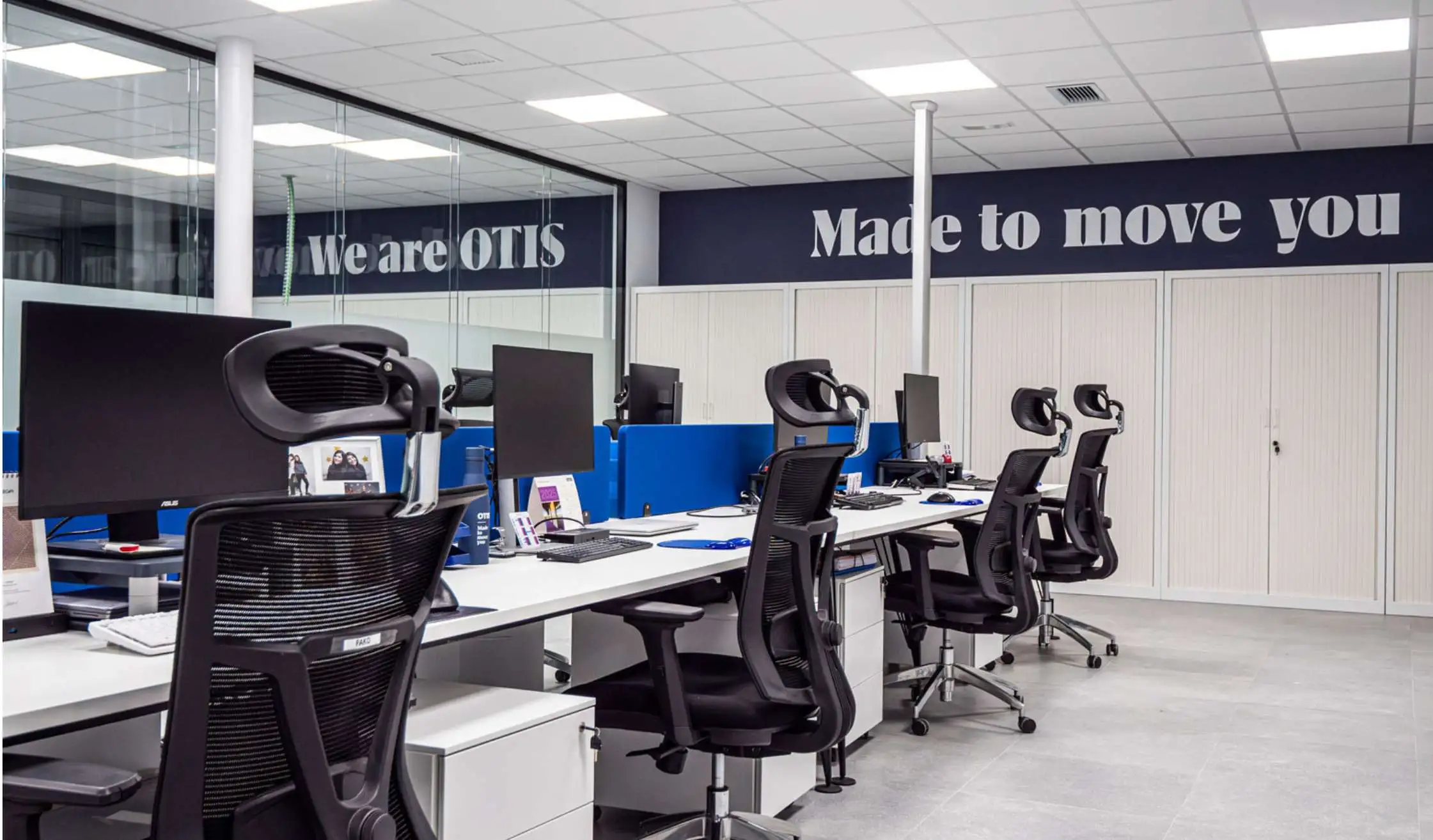 Mobiliario de oficina en espacio nuevo, moderno y funcional