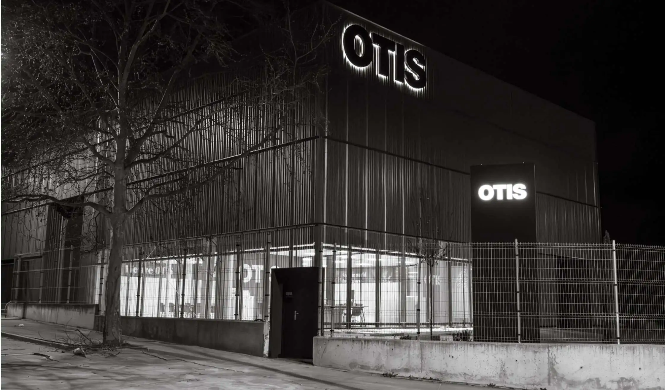 Vista exterior de edificio de oficinas con espacios de trabajo modernos y renovados